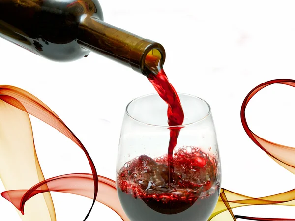 Красное вино, льющееся из винной бутылки — стоковое фото