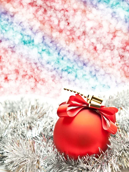 Bola de Natal no fundo iluminar — Fotografia de Stock