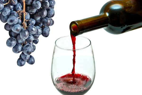 Червоне вино виливається з пляшки вина — стокове фото