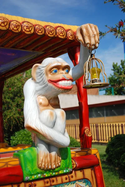 Een aap met een lantaarn — Stockfoto