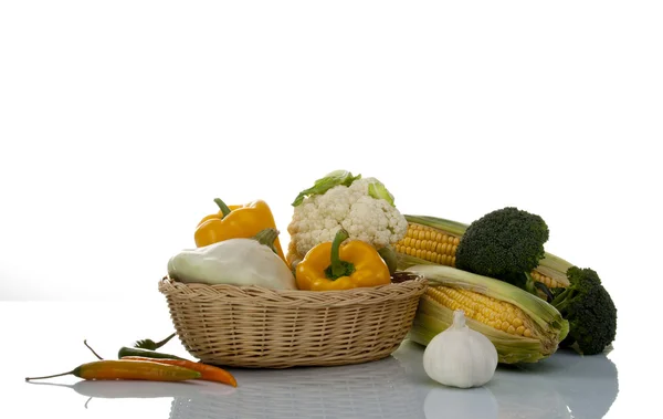 Podzimní čerstvá zelenina v koši na bílém pozadí — Stock fotografie