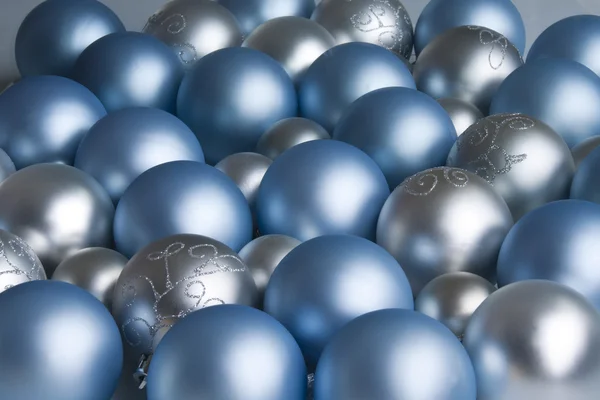 Boules de décoration de Noël colorées bleu et argent — Photo