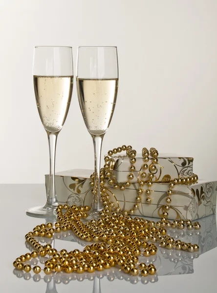 Karácsonyi dekoráció pohár pezsgő csomagolt ajándékok és — Stock Fotó