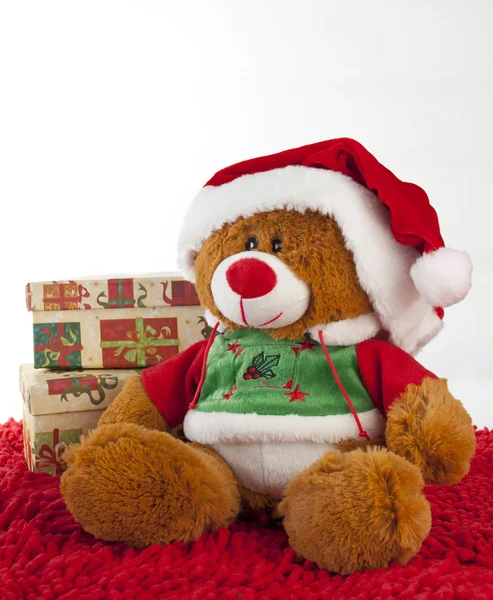 Рождественский медведь сидит с подарками — стоковое фото