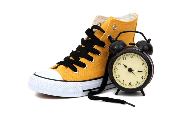 Стильний жовтий кросівок з сигнальним дзвінком — стокове фото