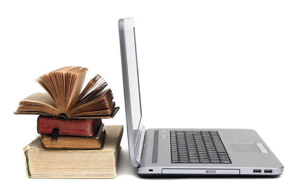 Laptop e antigo bookc — Fotografia de Stock