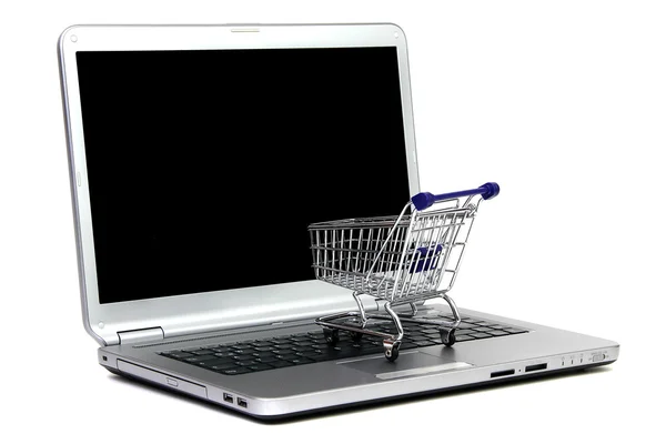 Ноутбук і shoppingcart — стокове фото