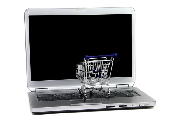 Shoppingcart μπροστά από το μαύρο laptop οθόνη — Φωτογραφία Αρχείου