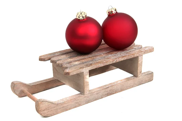 Vecchia slitta con due bagattelle natalizie — Foto Stock
