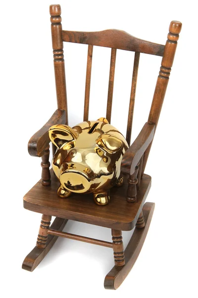 Vecchia sedia a dondolo in legno e salvadanaio dorato su bianco — Foto Stock
