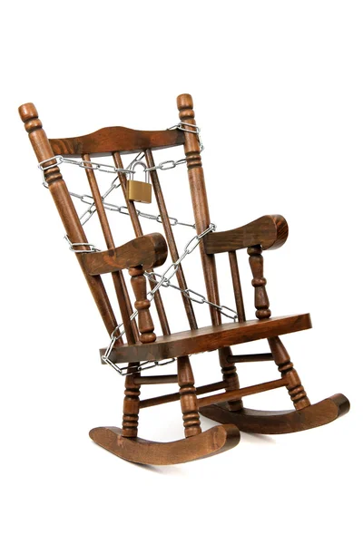 Старое деревянное кресло-качалка, захваченное цепью и замком на белом — стоковое фото