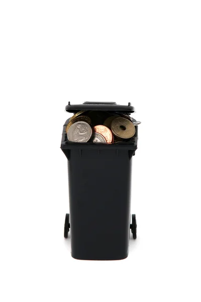 Черный мусорный бак с европейскими монетами на белом — стоковое фото