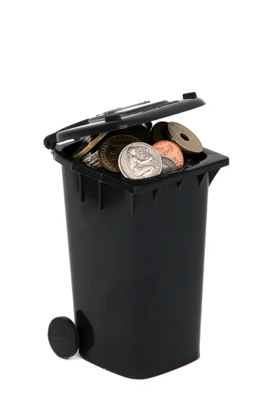 Schwarzer Mülleimer mit europäischen Münzen auf weißem Papier — Stockfoto