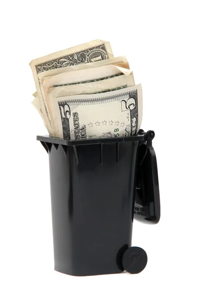 Bankbiljetten in zwarte vuilnisbak op wit — Stockfoto