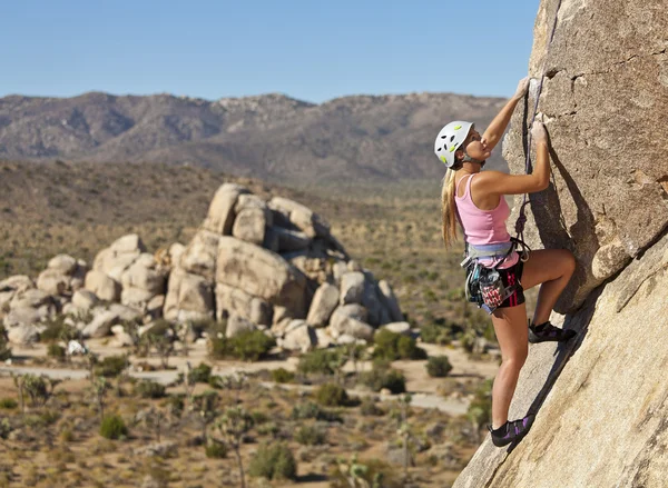 Vrouwelijke klimmer klampt zich vast aan de rand. — Stockfoto