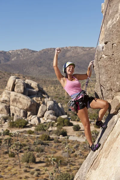 Kvinnliga klättrare på toppmötet. — Stockfoto