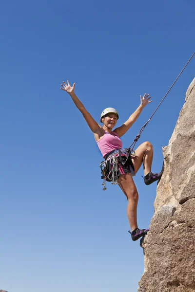 Kvinnliga klättrare på toppmötet. — Stockfoto