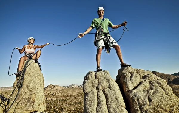 Squadra di scalatori che raggiungono la vetta . — Foto Stock