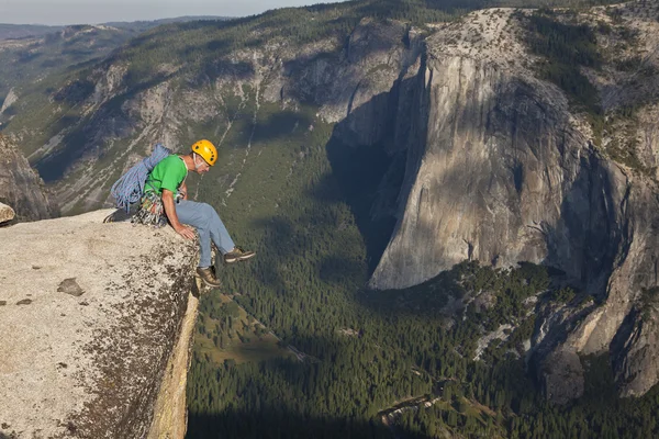 Rock klättrare firar på toppmötet. — Stockfoto