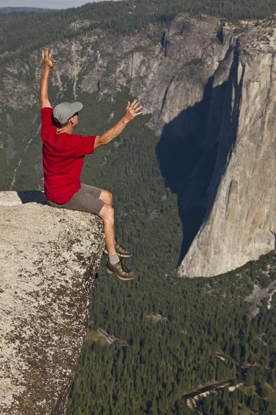 Βράχο ορειβάτης γιορτάζει για τη σύνοδο κορυφής. — Φωτογραφία Αρχείου