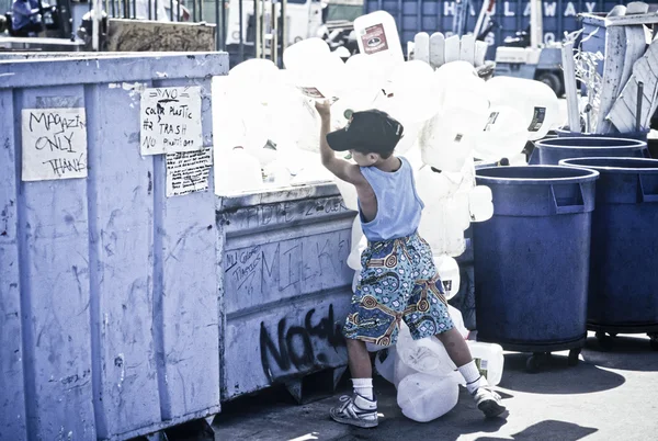 Junge recycelt Plastik. — Stockfoto