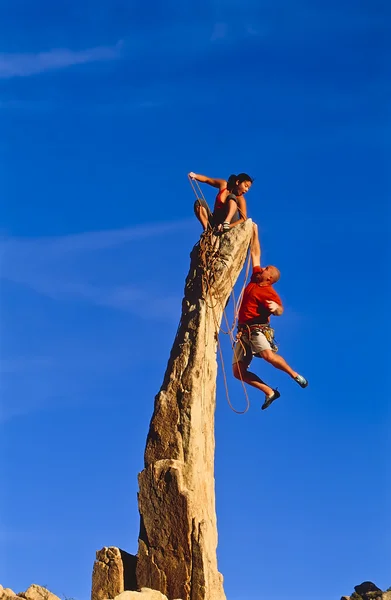 Bergsklättring team når toppen. — Stockfoto