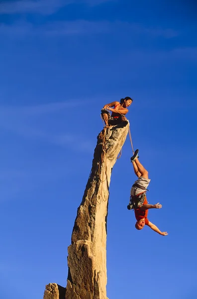 Rock klättrare i trubbel. — Stockfoto