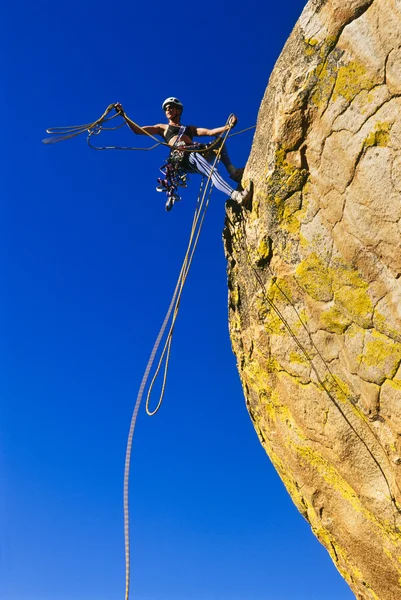Женщина-альпинистка цепляется за скалу . — стоковое фото