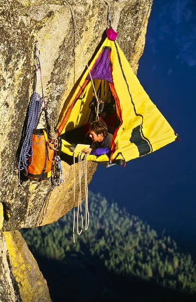 Rock klimmer bivouaced in een portaledge. — Stockfoto