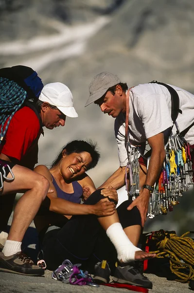 受伤的登山者被救出. — 图库照片
