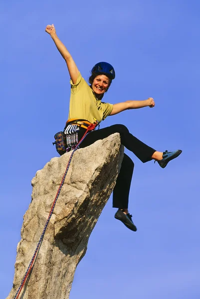 Femme grimpeuse atteignant le sommet . — Photo