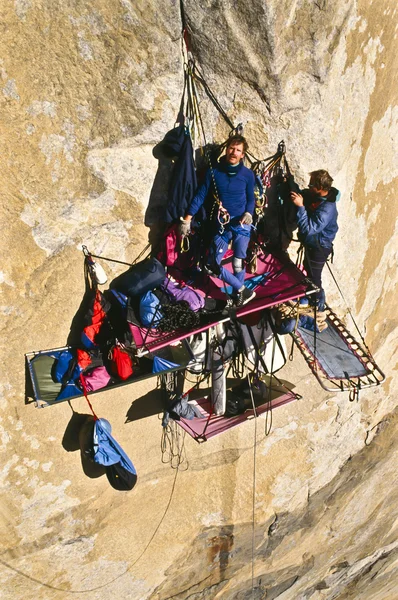 Rock climbing team bivouaced on a bigwall. — Stock Photo, Image