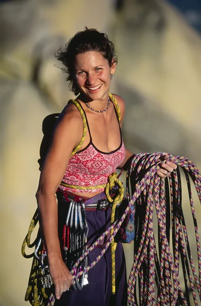Vrouwelijke klimmer te bereiken de top. — Stockfoto