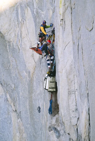 Equipe de alpinistas atingindo o cume . — Fotografia de Stock
