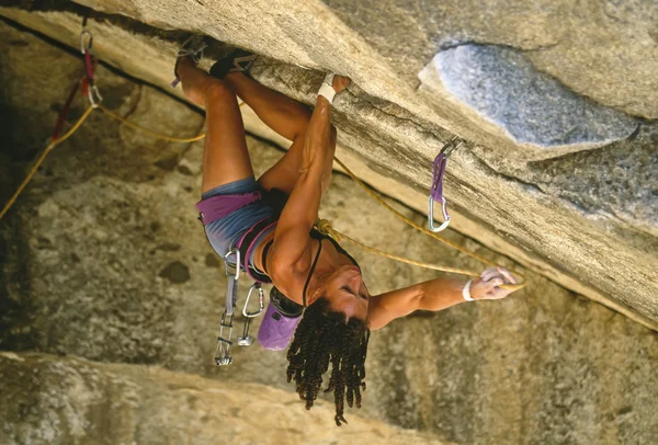 Escalade accrochée à une falaise . — Photo