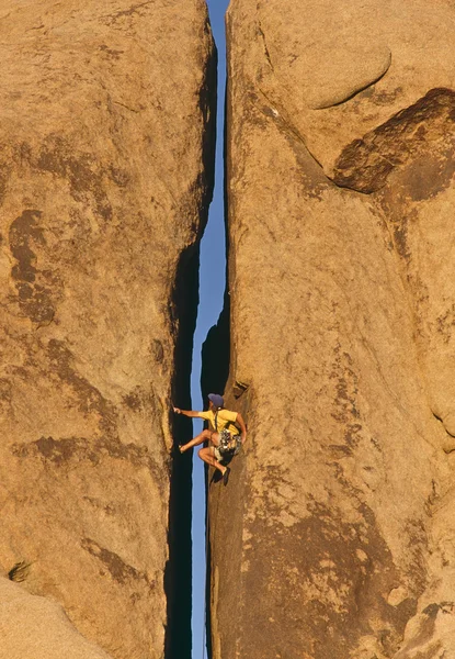 Escalade accrochée à une falaise . — Photo