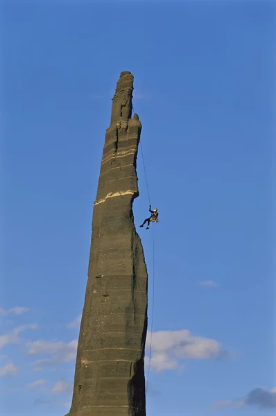 Masculino alpinista rapel . — Fotografia de Stock