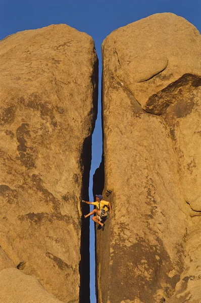 クライマーが崖にしがみついています。. — ストック写真