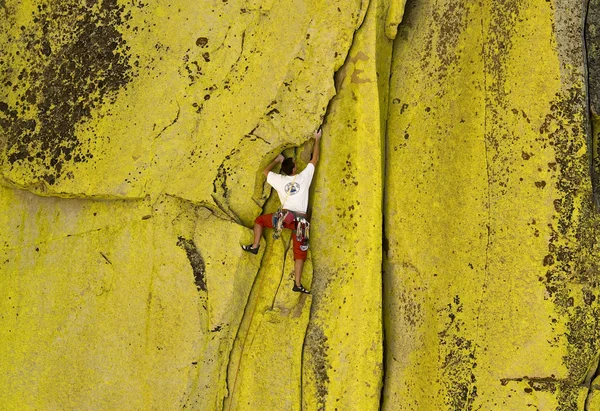 Masculino alpinista trabalhando seu caminho até um íngreme crack . — Fotografia de Stock