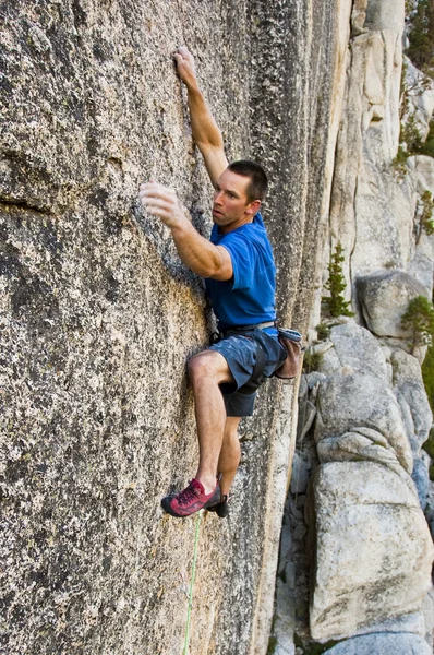 Rock climbing a sheer face. — Stock Photo, Image