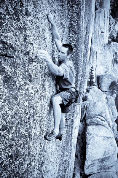 Rock climbing a sheer face. — Stock Photo, Image