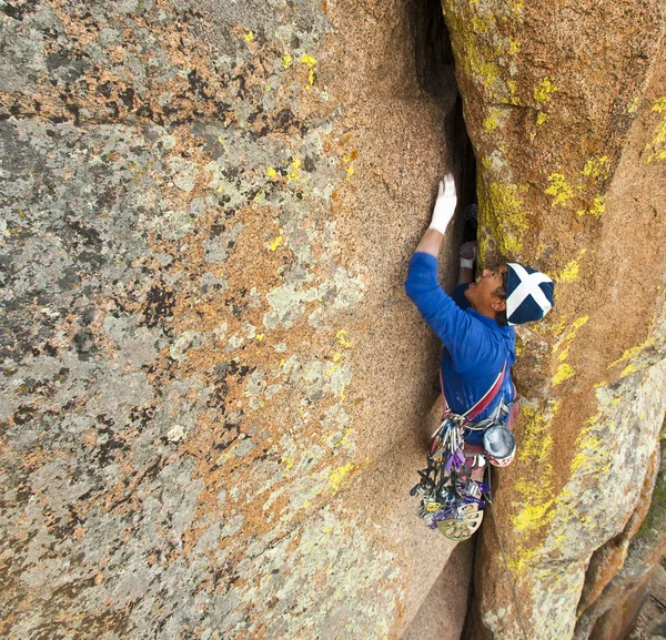 Rock climbing an offwidth crack. — Stock Photo, Image
