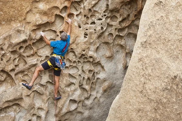 Скелястий альпініст чіпляється до скелі . — стокове фото