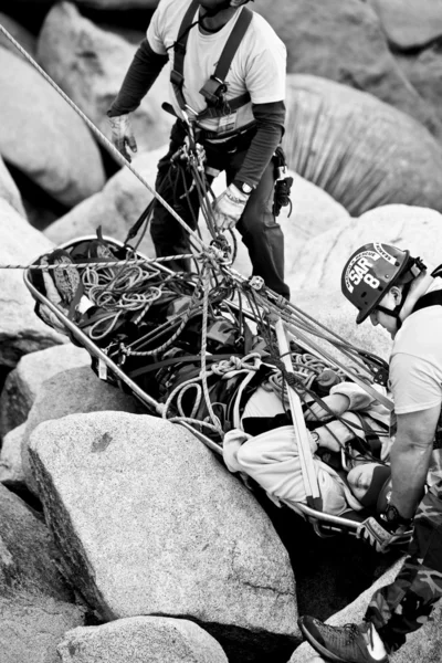 Wspinaczka skałkowa rescure team w akcji. — Zdjęcie stockowe