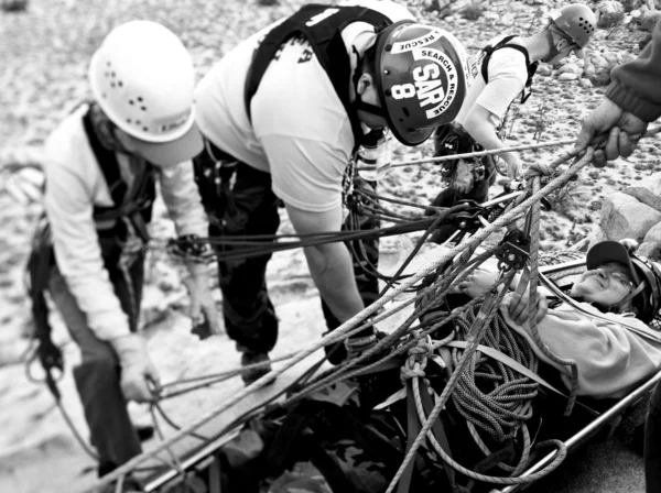 Wspinaczka skałkowa rescure team w akcji. — Zdjęcie stockowe