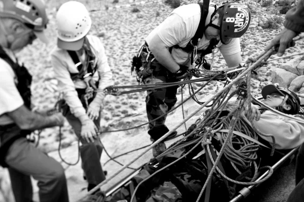 Equipo de rescate de escalada en roca en acción . —  Fotos de Stock