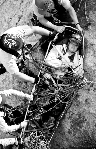 Squadra di salvataggio arrampicata su roccia in azione . — Foto Stock