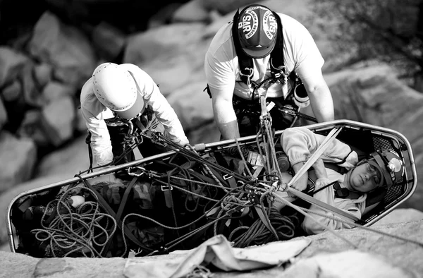 Bergsklättring rescure team i aktion. — Stockfoto