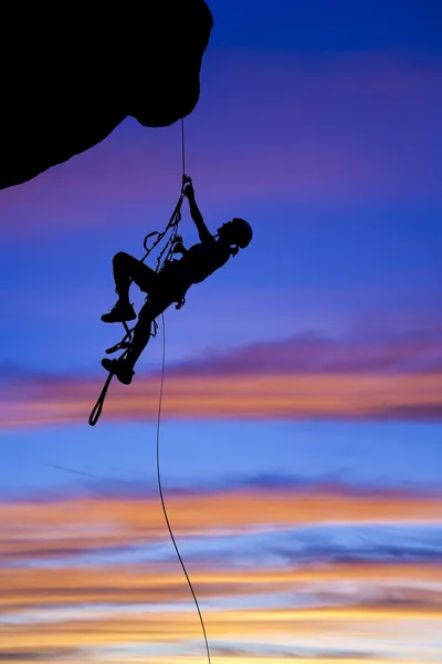 Βράχο ορειβάτης ταλαντεύοντας από ένα σχοινί. — Φωτογραφία Αρχείου