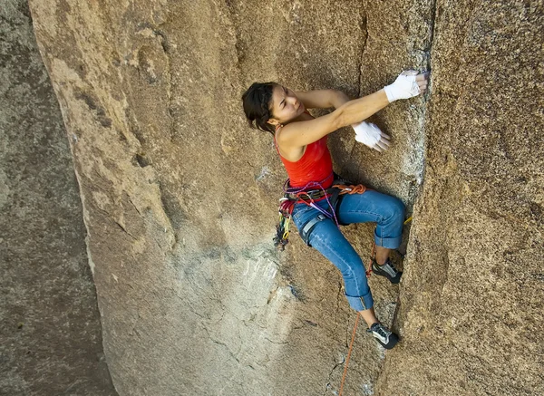 Vrouwelijke rock klimmer. — Stockfoto